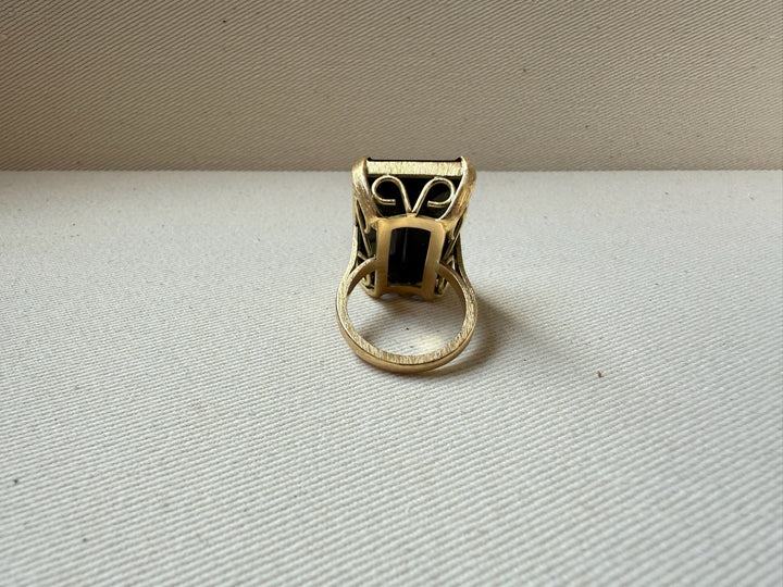 Anillo oro con gran piedra natural verde oscura