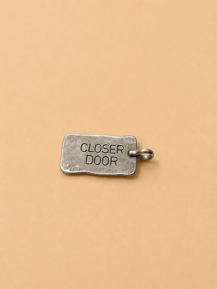 Placa Plata "Closer Door"