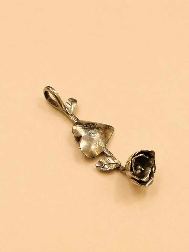 Colgante Rosa Corazón de Bronce con Circón