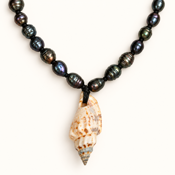 Collar de Perlas Negras con Concha Espiral