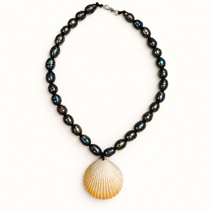 Collar de Piedras Negras con Concha
