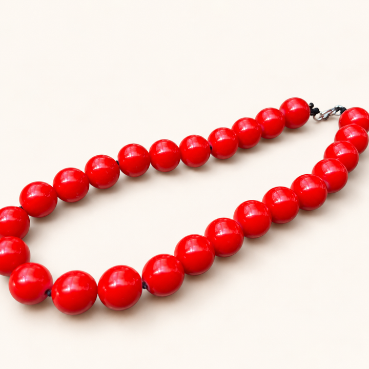 Collar de cuencas rojas