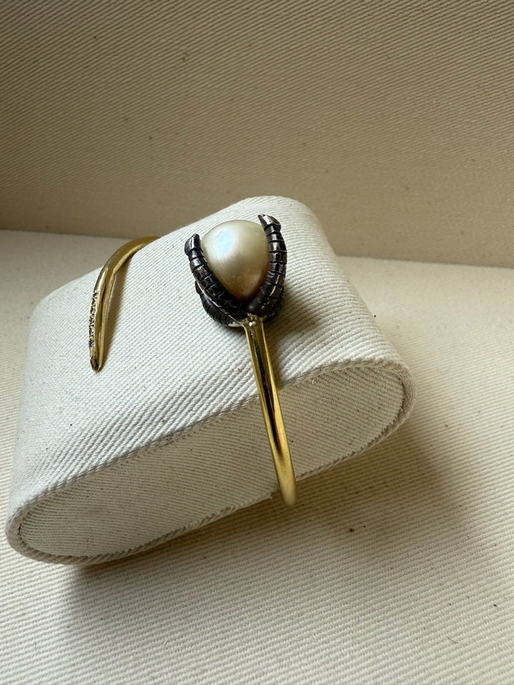 Esclava perla cultivada de oro con brillantes