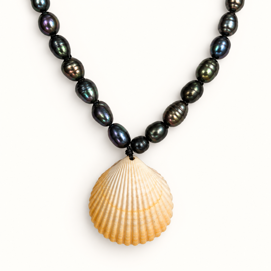Collar de Piedras Negras con Concha