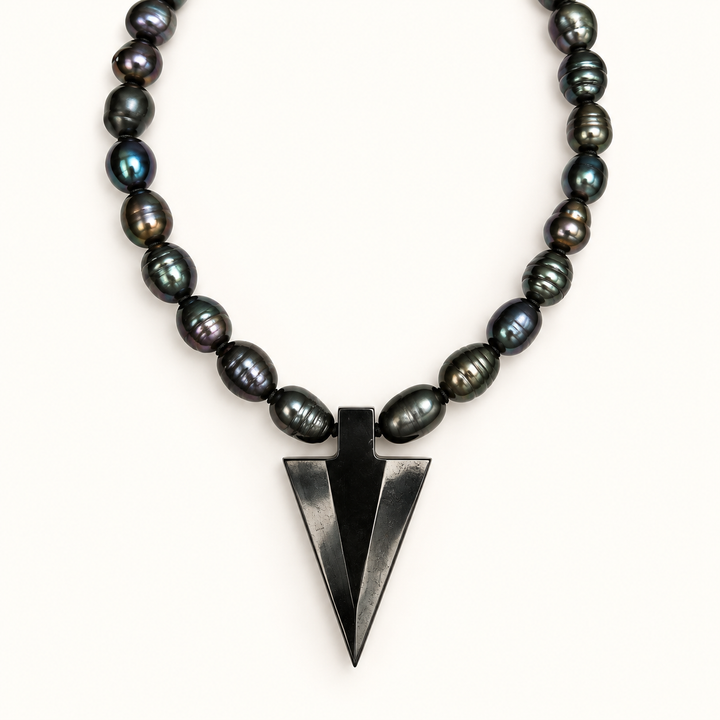 Collar de Perlas Negras con Punta