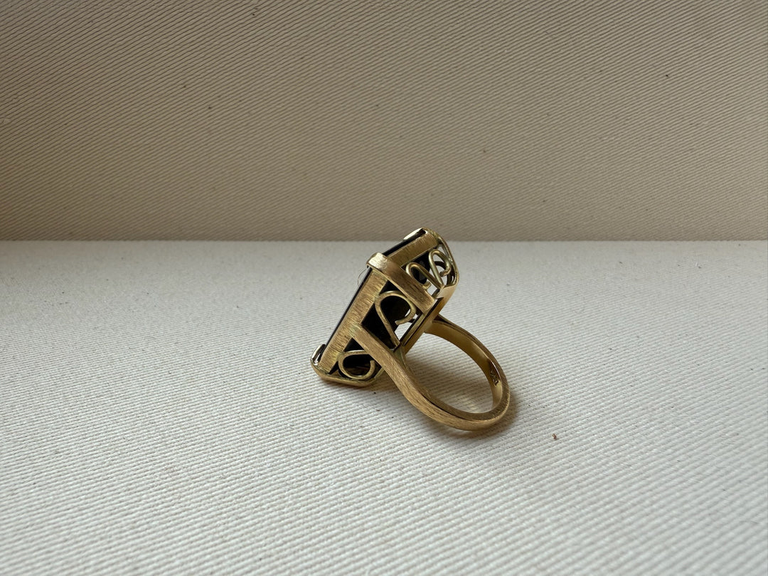 Anillo oro con gran piedra natural verde oscura