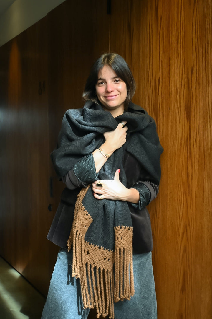 Tapado Alpaca Negro Camel Macramé