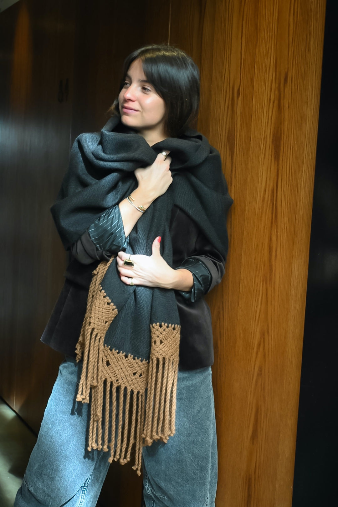 Tapado Alpaca Negro Camel Macramé