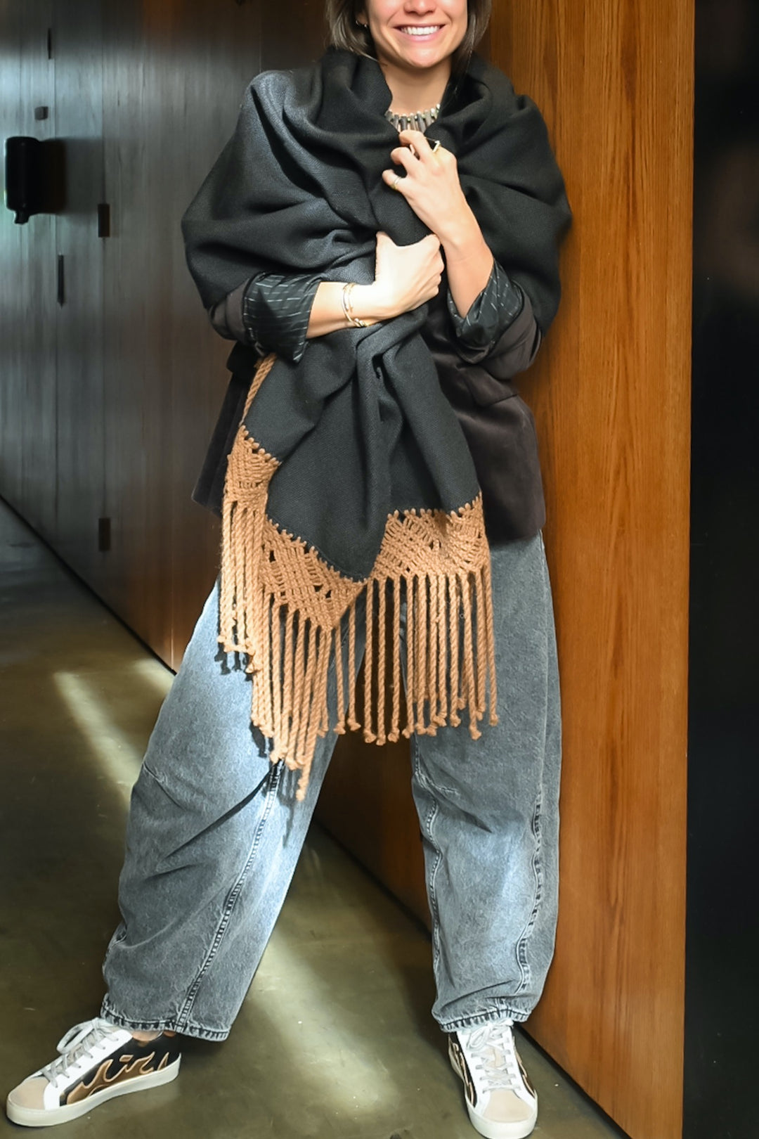 Tapado Alpaca Negro Camel Macramé