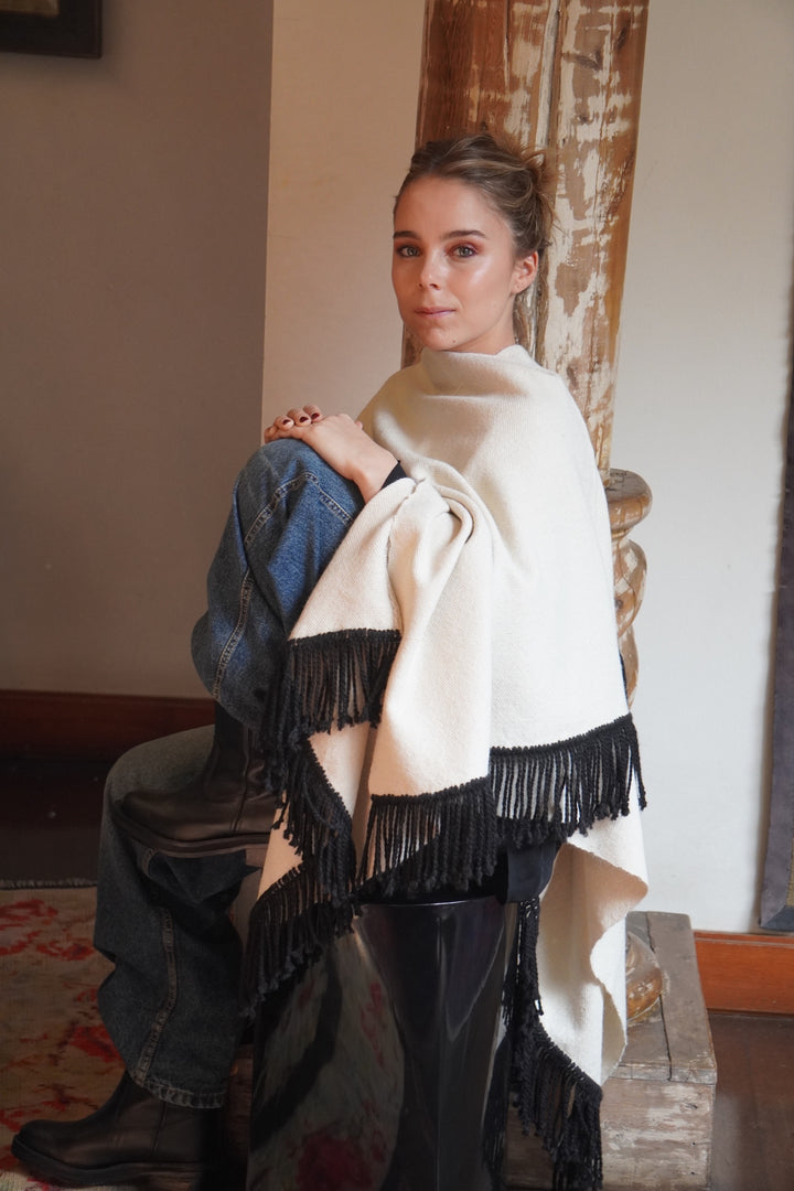 Manta Alpaca Blanca/Flecos Negros