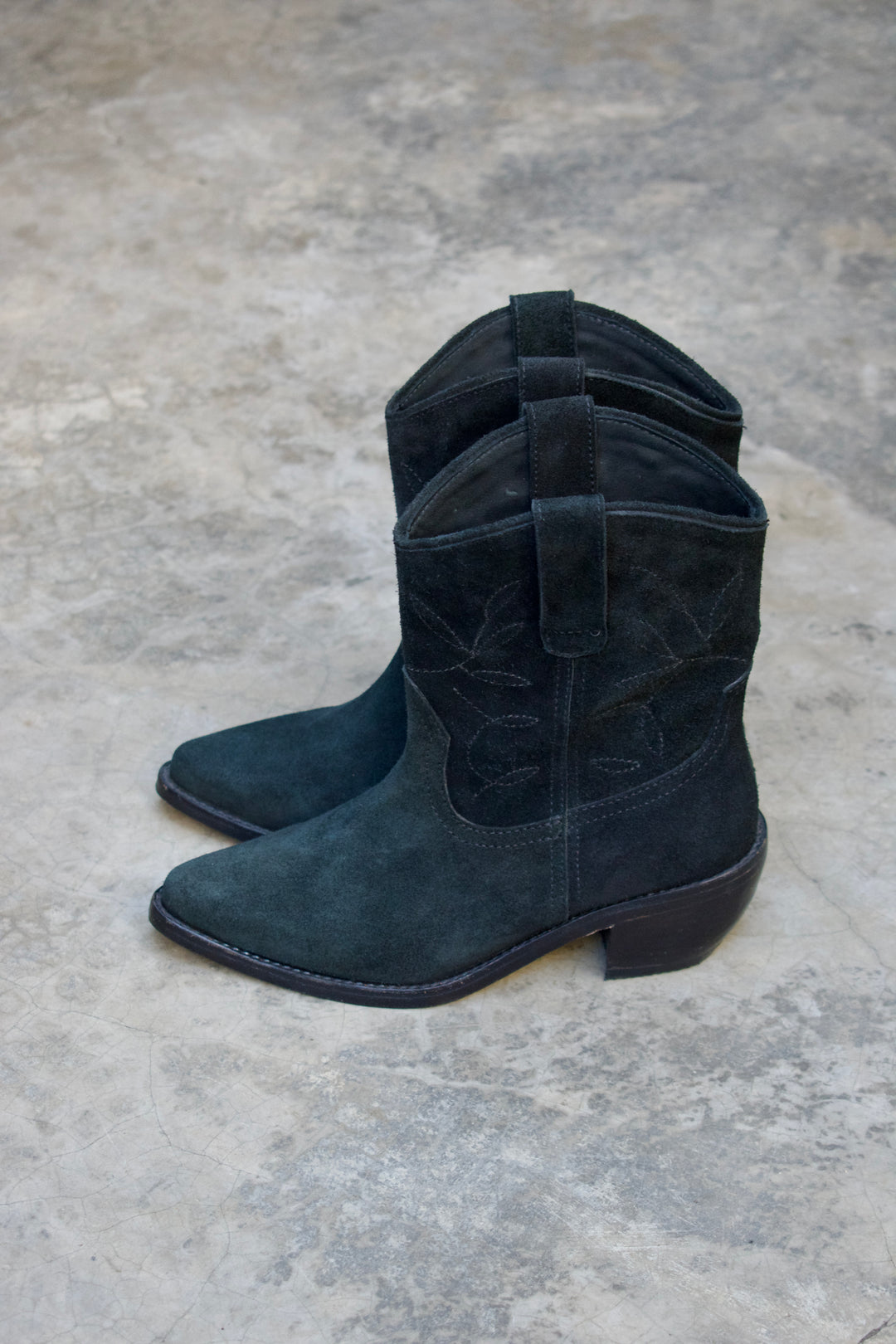Bota Vaquera Gamuza Corta Negra