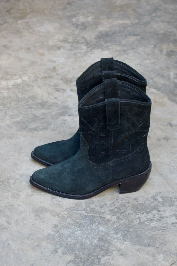 Bota Vaquera Gamuza Corta Negra
