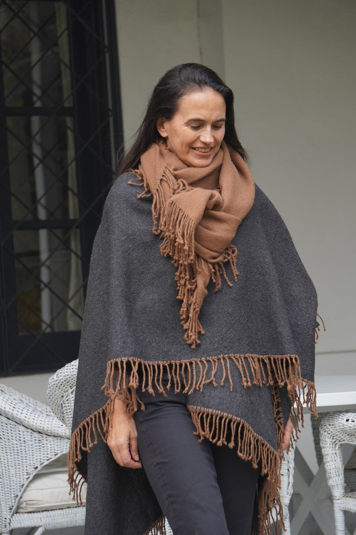 Manta Alpaca Marengo/Flecos Camel Contorno