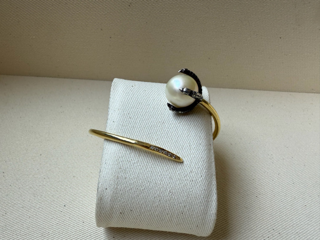 Esclava perla cultivada de oro con brillantes