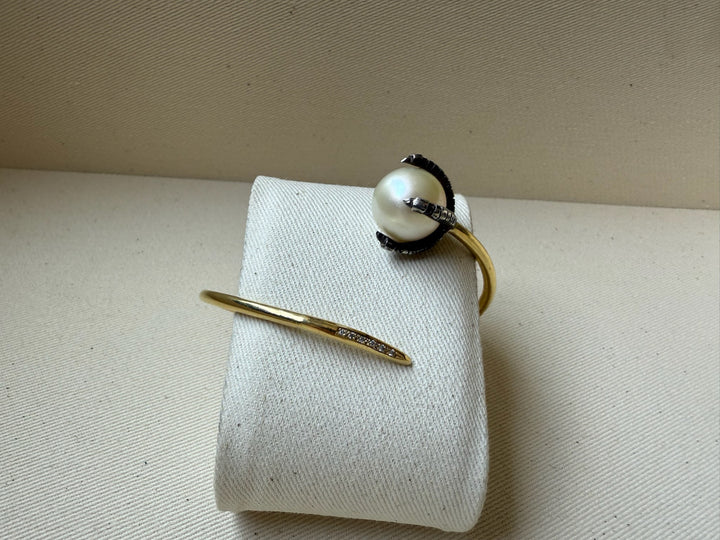 Esclava perla cultivada de oro con brillantes