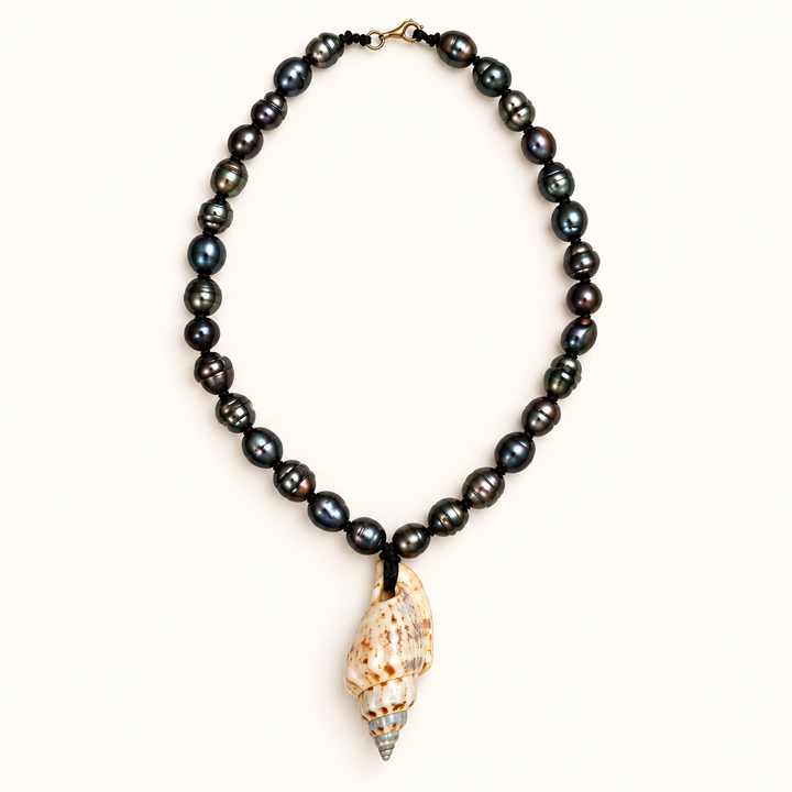 Collar de Perlas Negras con Concha Espiral