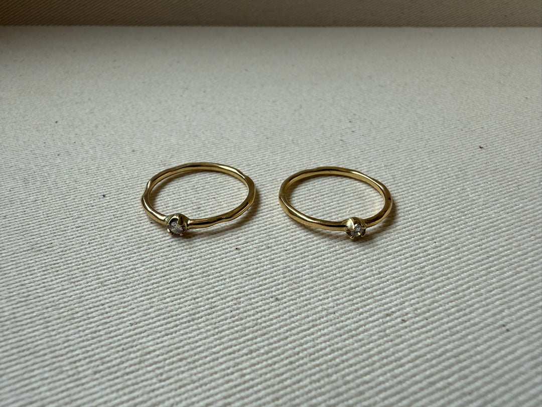 Anillo de oro liso con un brillante