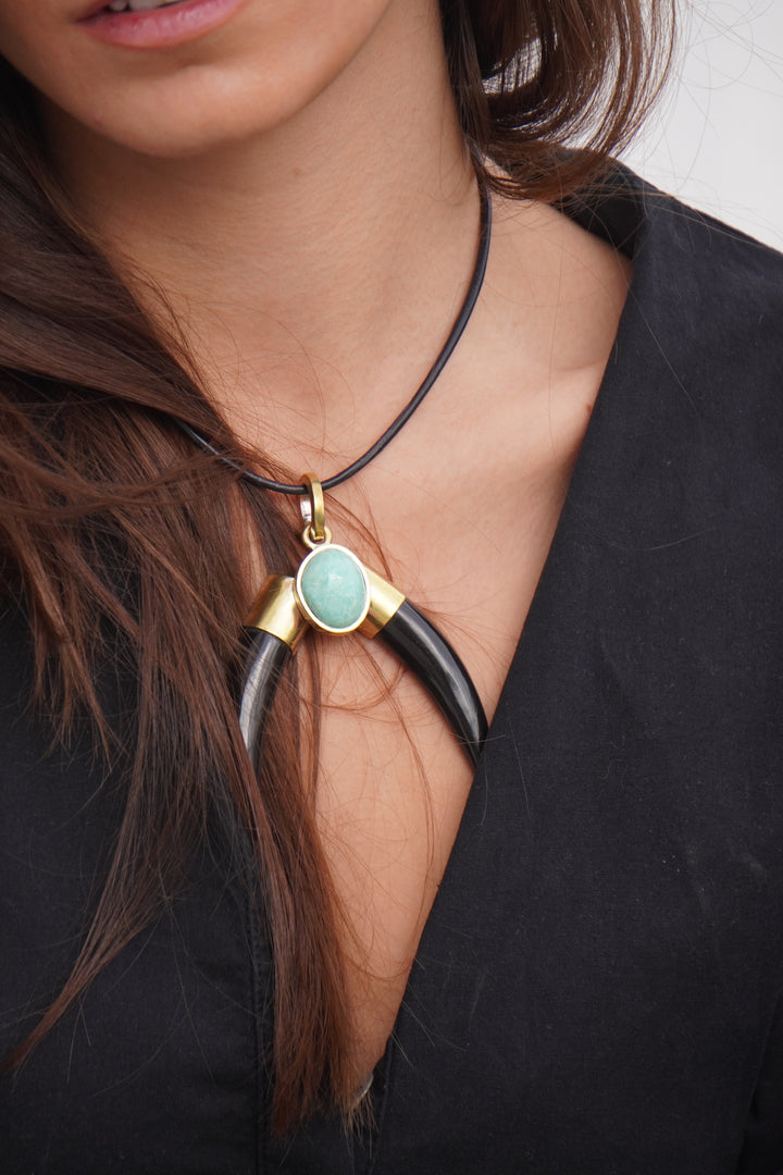 Colgante Medialuna de Onix con piedra Amazonita Bronce