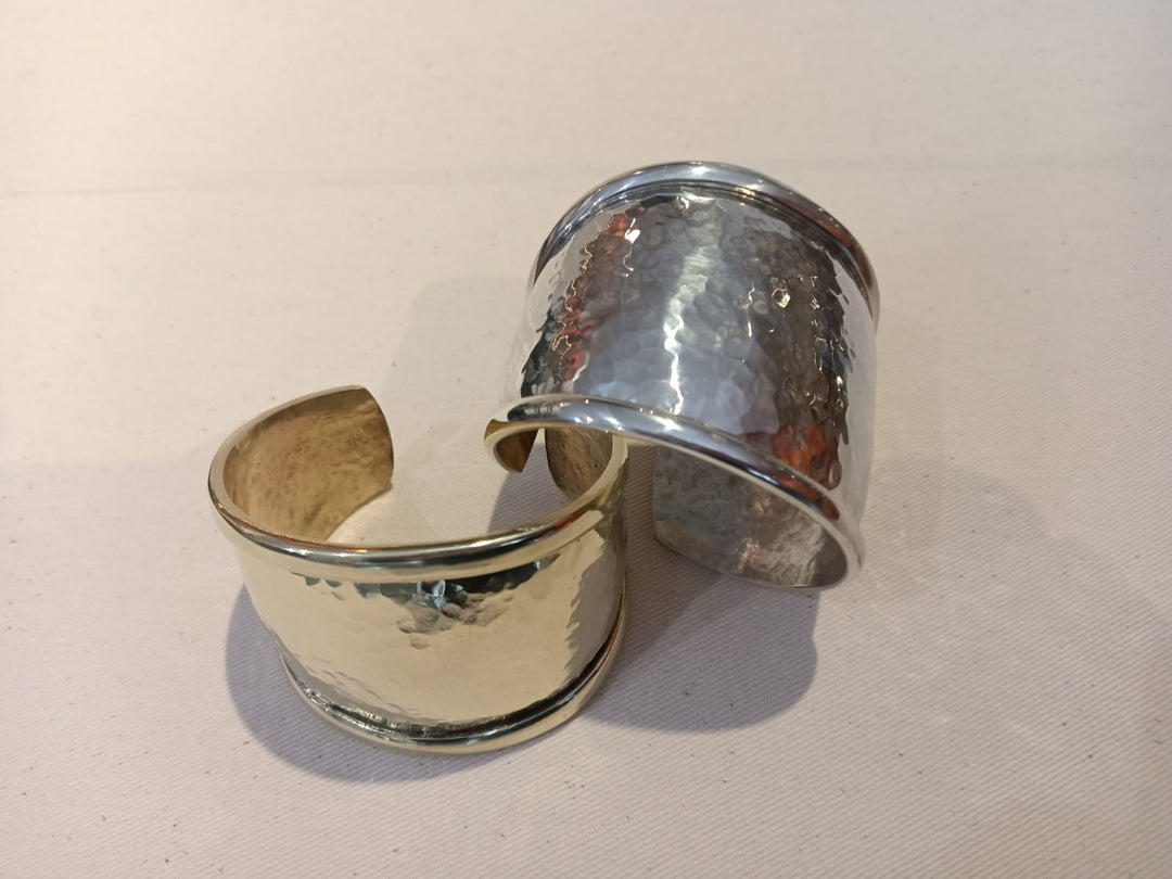 Esclava Martillada de Bronce