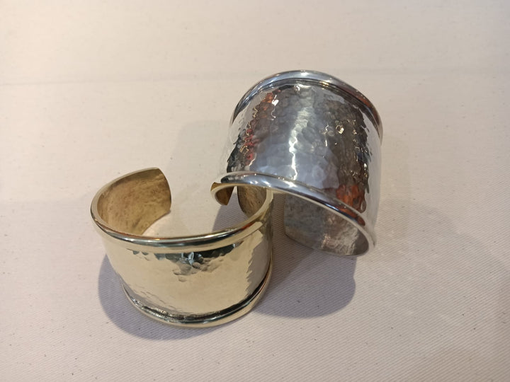 Esclava Martillada de Bronce