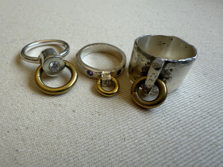 Anillo martillado circon