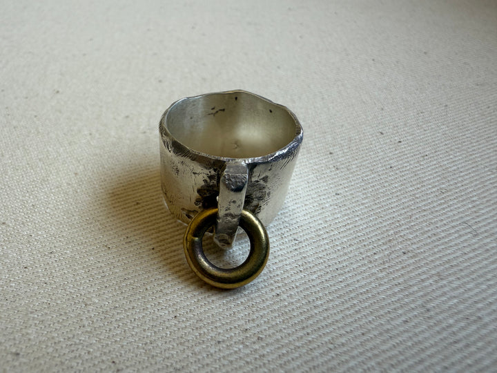 Anillo martillado circon