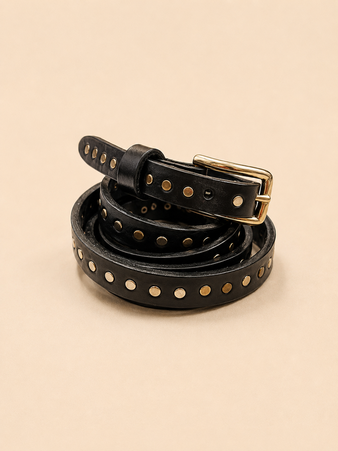 Cinturón de cuero negro con tachas