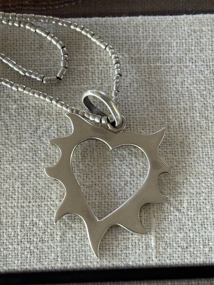 Corazón en llamas plata