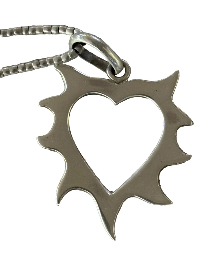 Corazón en llamas plata