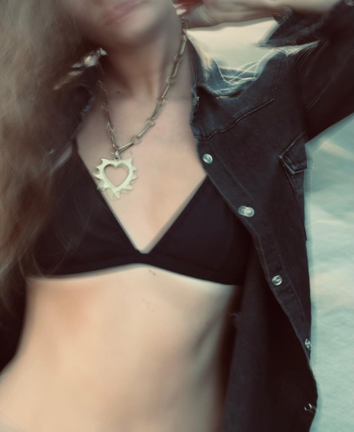 Corazón en llamas bronce