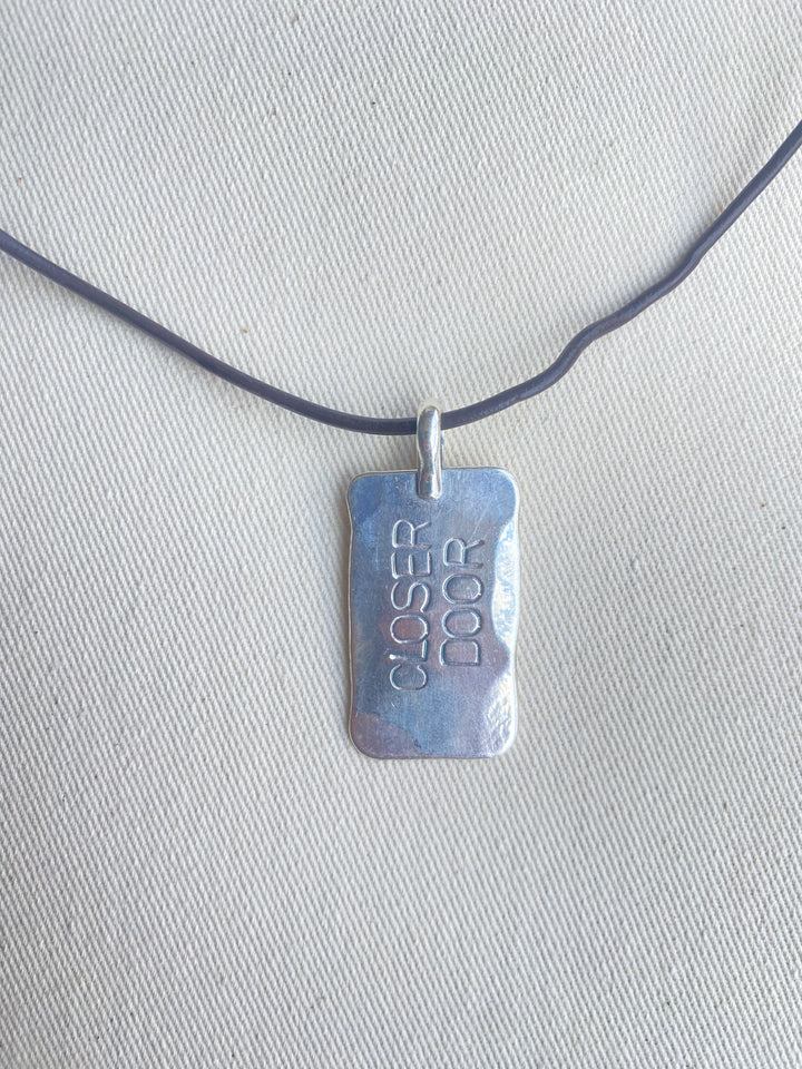 Placa plata closser door