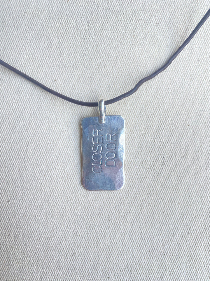 Placa plata closser door